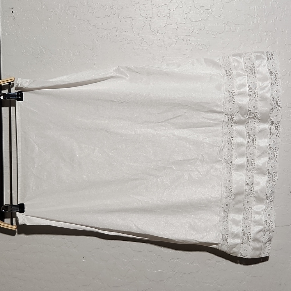 VINTAGE Ladies Slip With Lace Rubbon Details Medium White